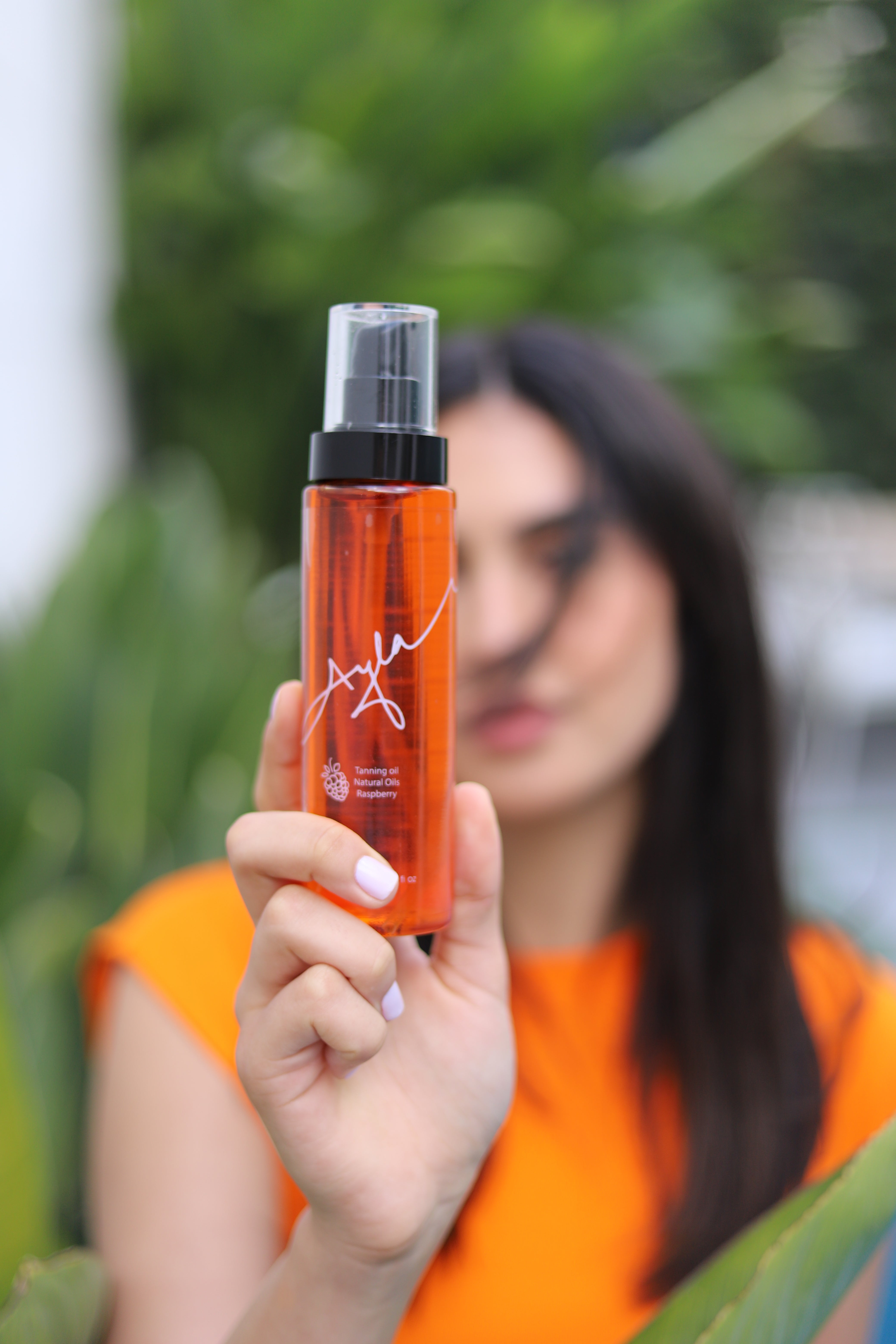 Natural oils- Carrot oil, Coconut oil, Sweet almond oil and Vitamin E-Best Tanning oil- to get the best color - infused with Raspberry and grapes Scent